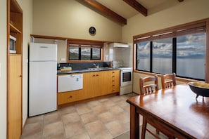Appartement, 2 chambres | Cuisine privée | Réfrigérateur grande capacité avec congélateur, four à micro-ondes
