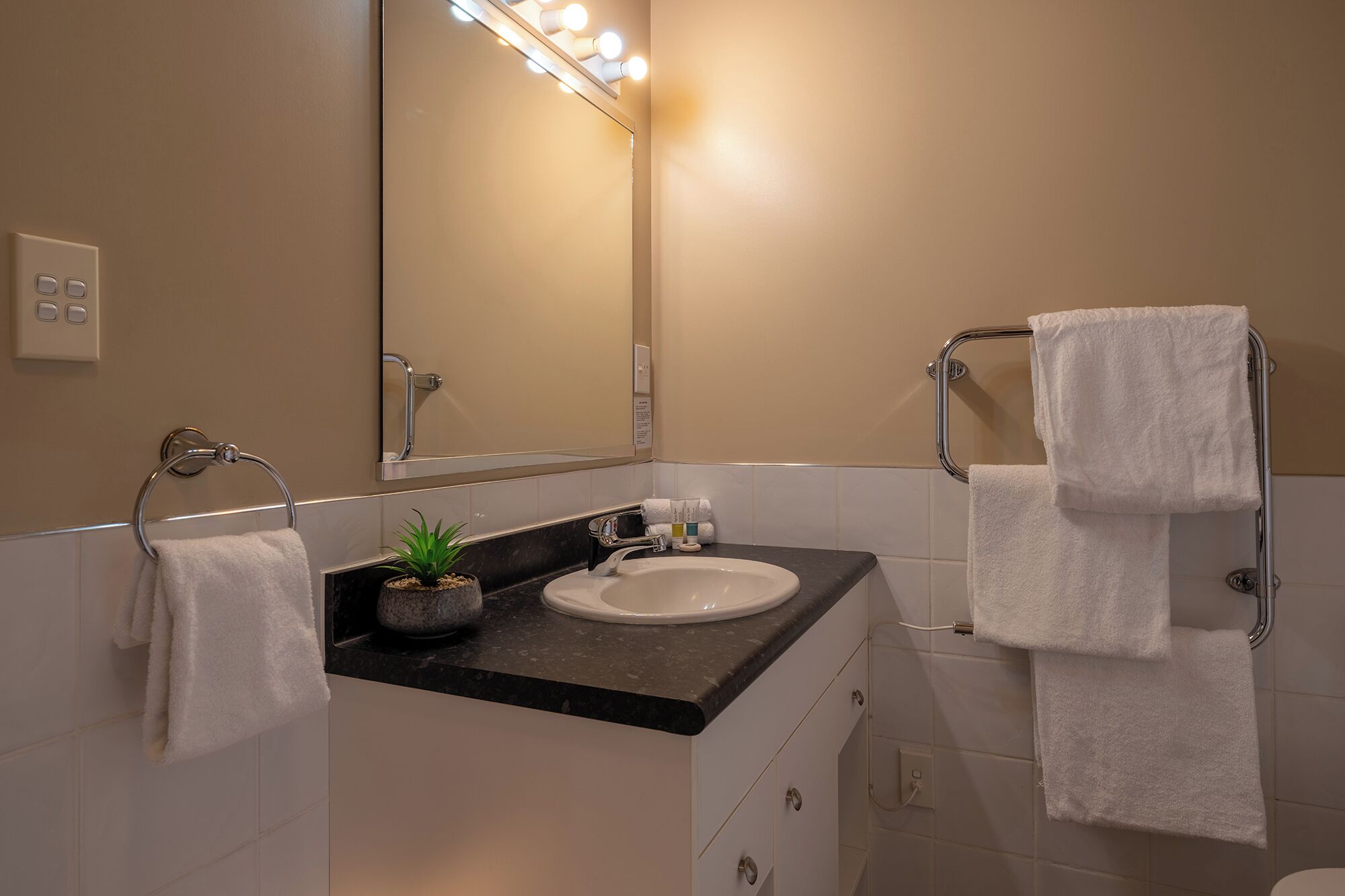 loft apartment, 2 bedrooms | bathroom | shower, free toiletries, hair dryer, towels