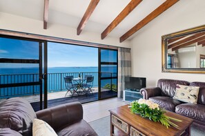 Loft Apartment, 2 Bedrooms | Living area