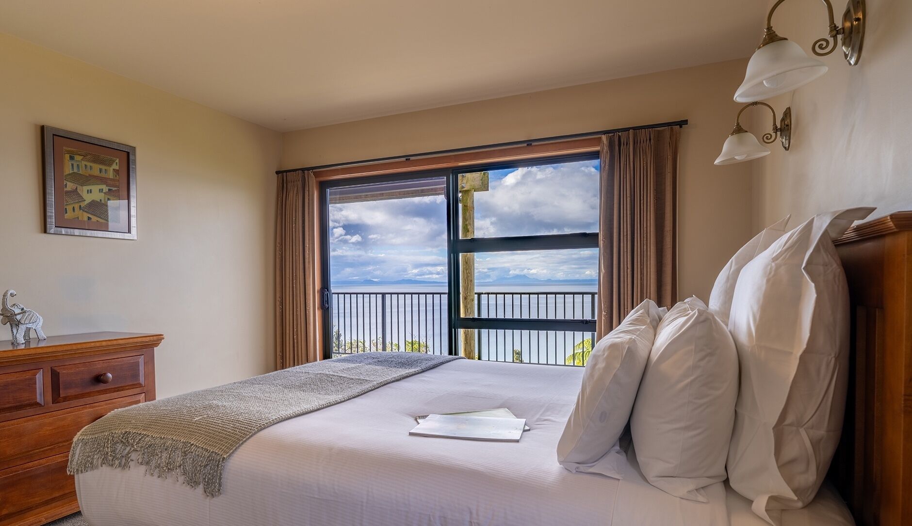 premium apartment, 2 bedrooms, balcony | 2 bedrooms, in-room safe, individually furnished, desk