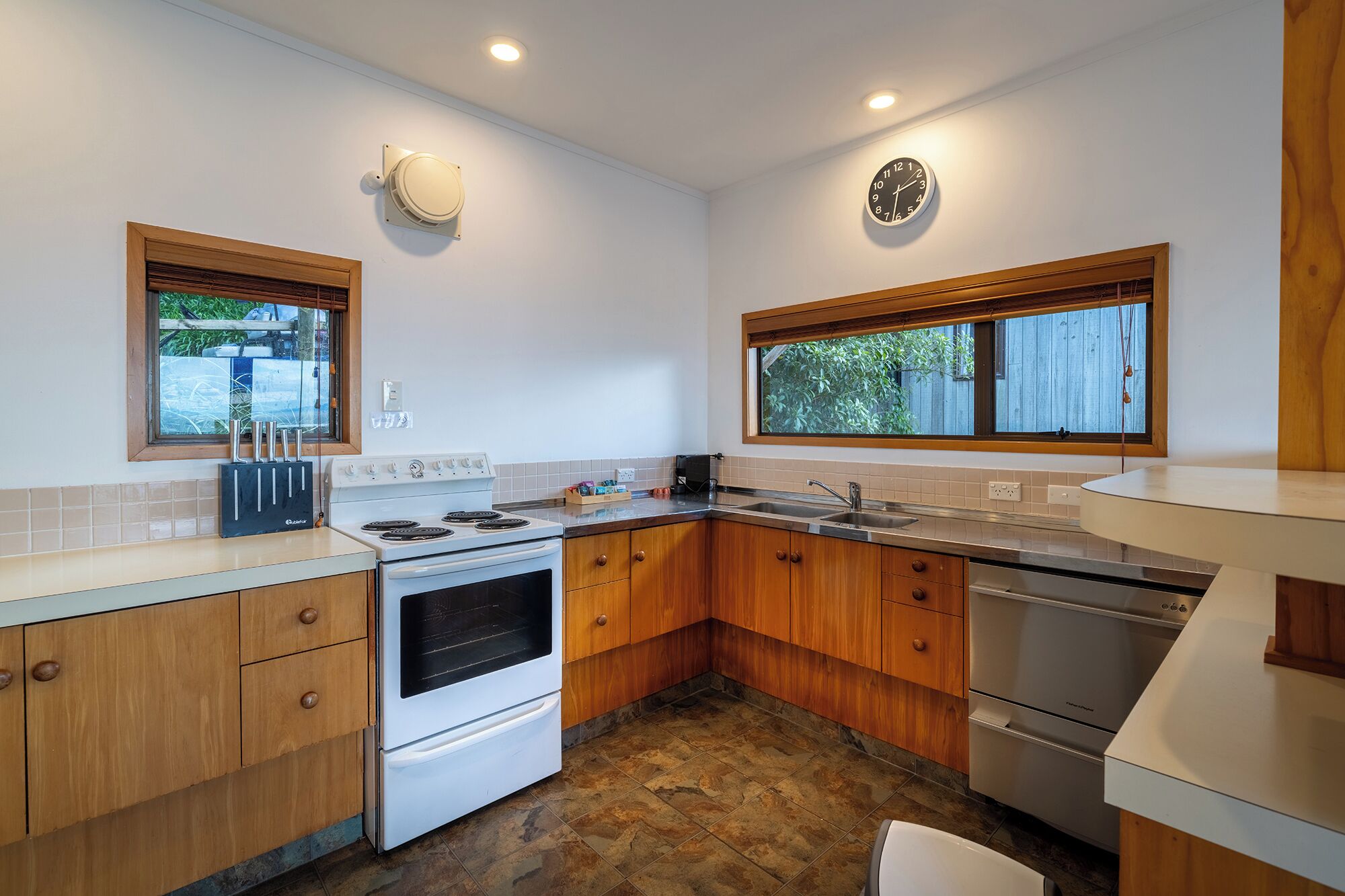 premium house, 3 bedrooms, lake view | private kitchen | full-sized fridge, microwave, oven, stovetop