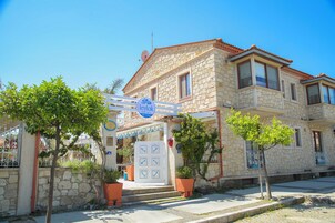 Konaklama yerinin ön cephesi