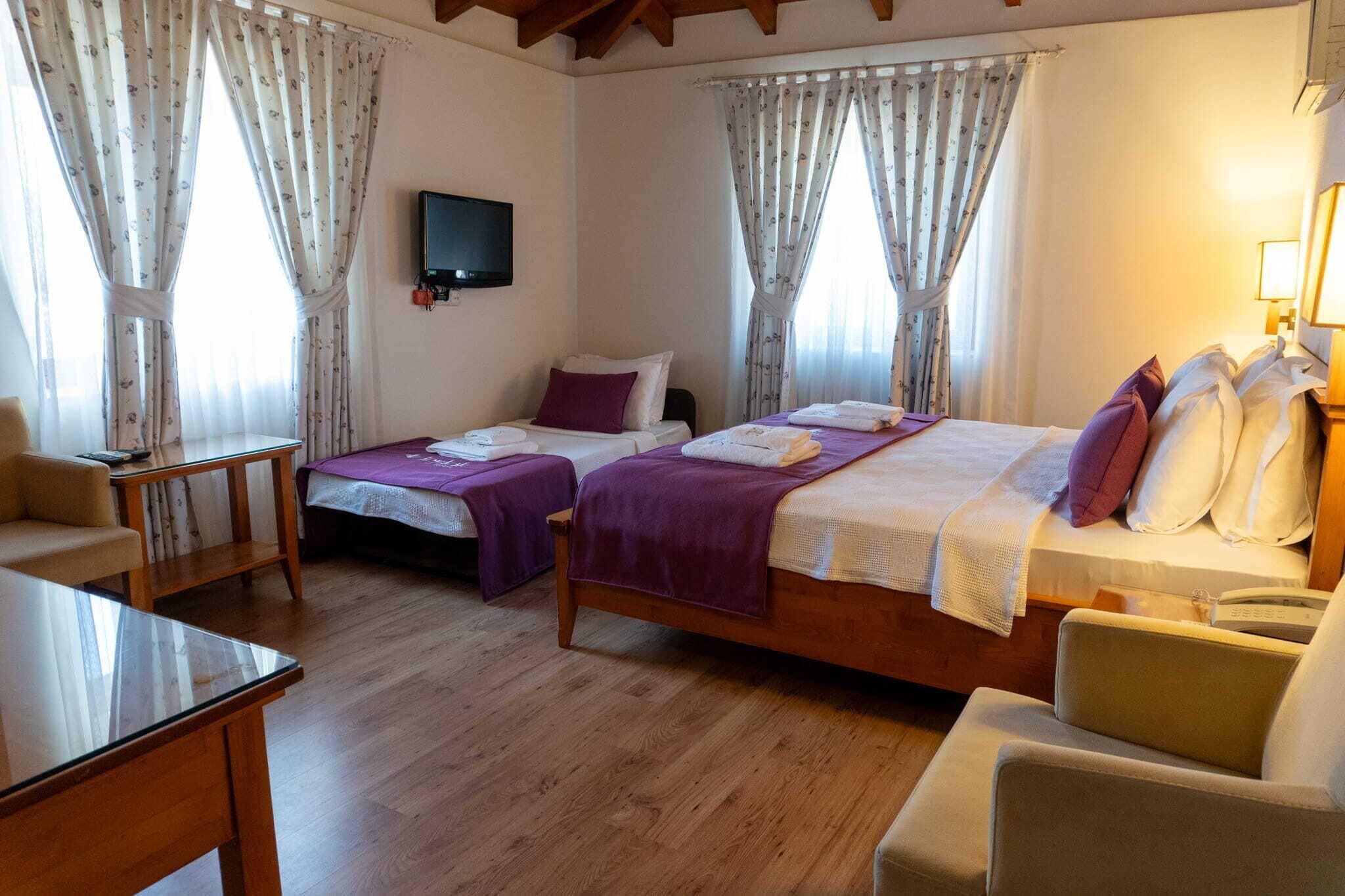 Quarto triplo luxo | Roupas de cama de algodão egípcio, frigobar, cofres nos quartos