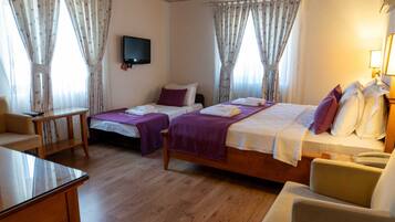 Quarto triplo luxo | Roupas de cama de algodão egípcio, frigobar, cofres nos quartos