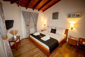 Deluxe-huone | Egyptinpuuvillaiset lakanat, minibaari, tallelokero huoneessa