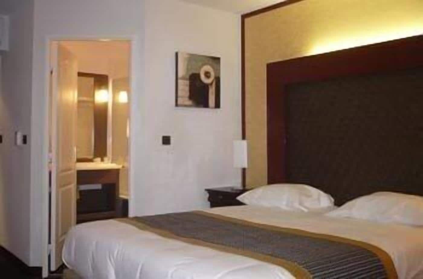 高級寝具、ミニバー、デスク、防音設備