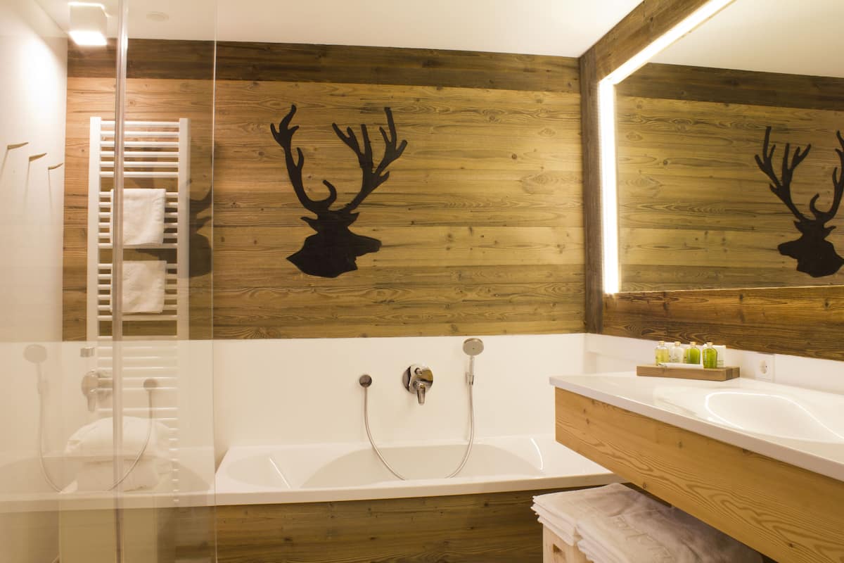 design suite (sassongher) | bathroom | free toiletries, hair dryer, bathrobes, slippers