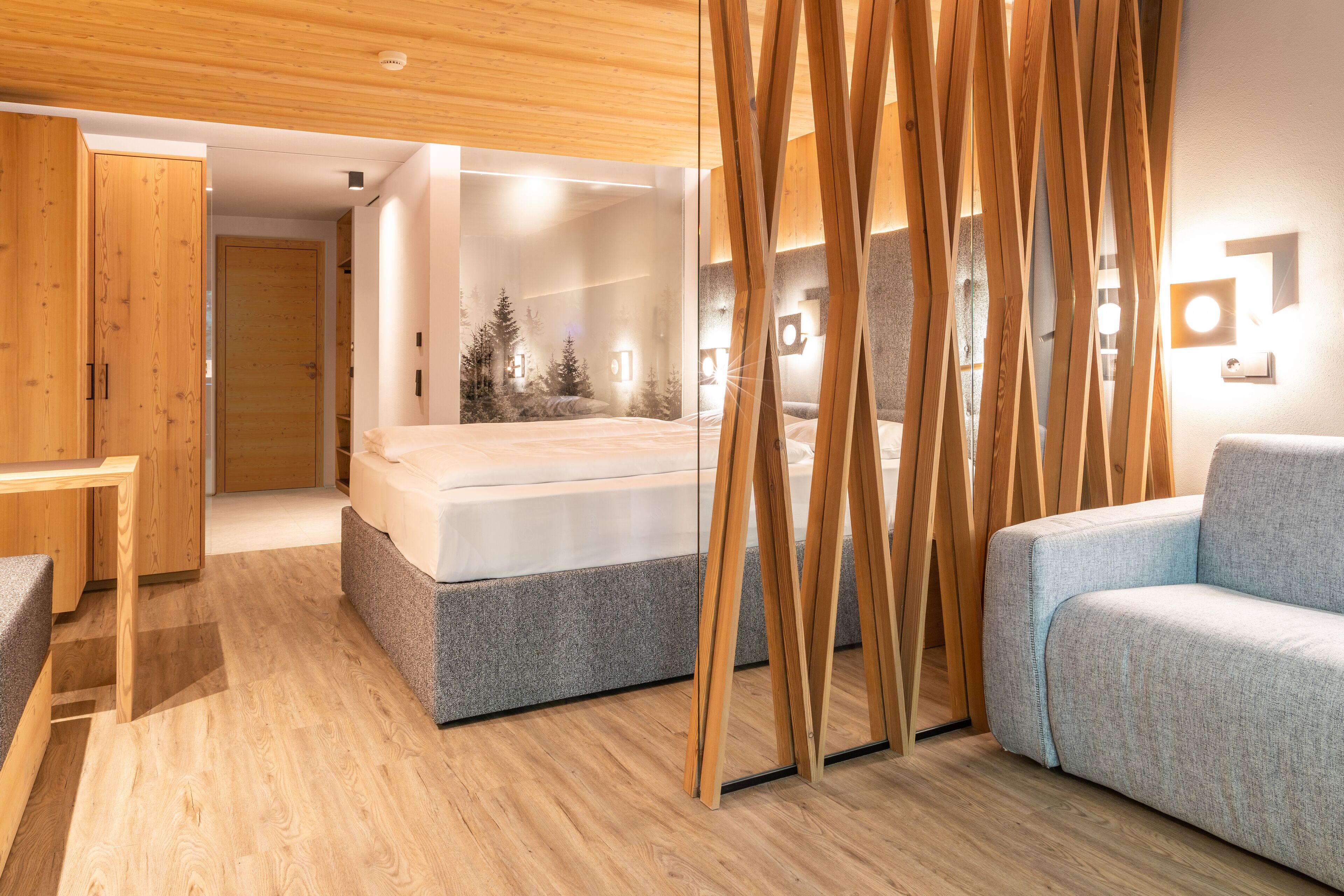 Een minibar, een kluis op de kamer, een bureau, verduisterende gordijnen