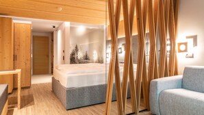 Une chambre à coucher moderne avec un lit, un canapé et une cloison en bois.