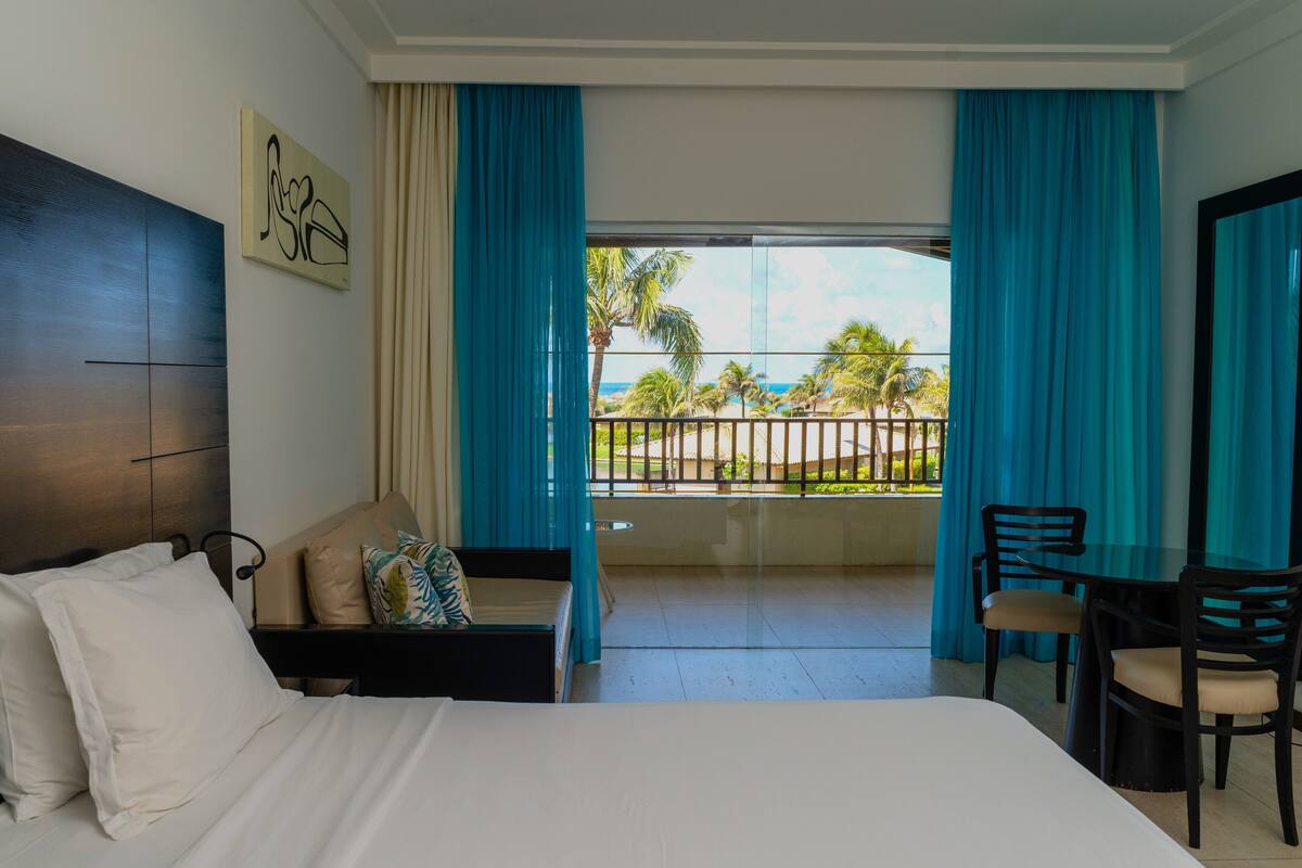 deluxe room | 2 bedrooms, minibar, in-room safe, blackout curtains