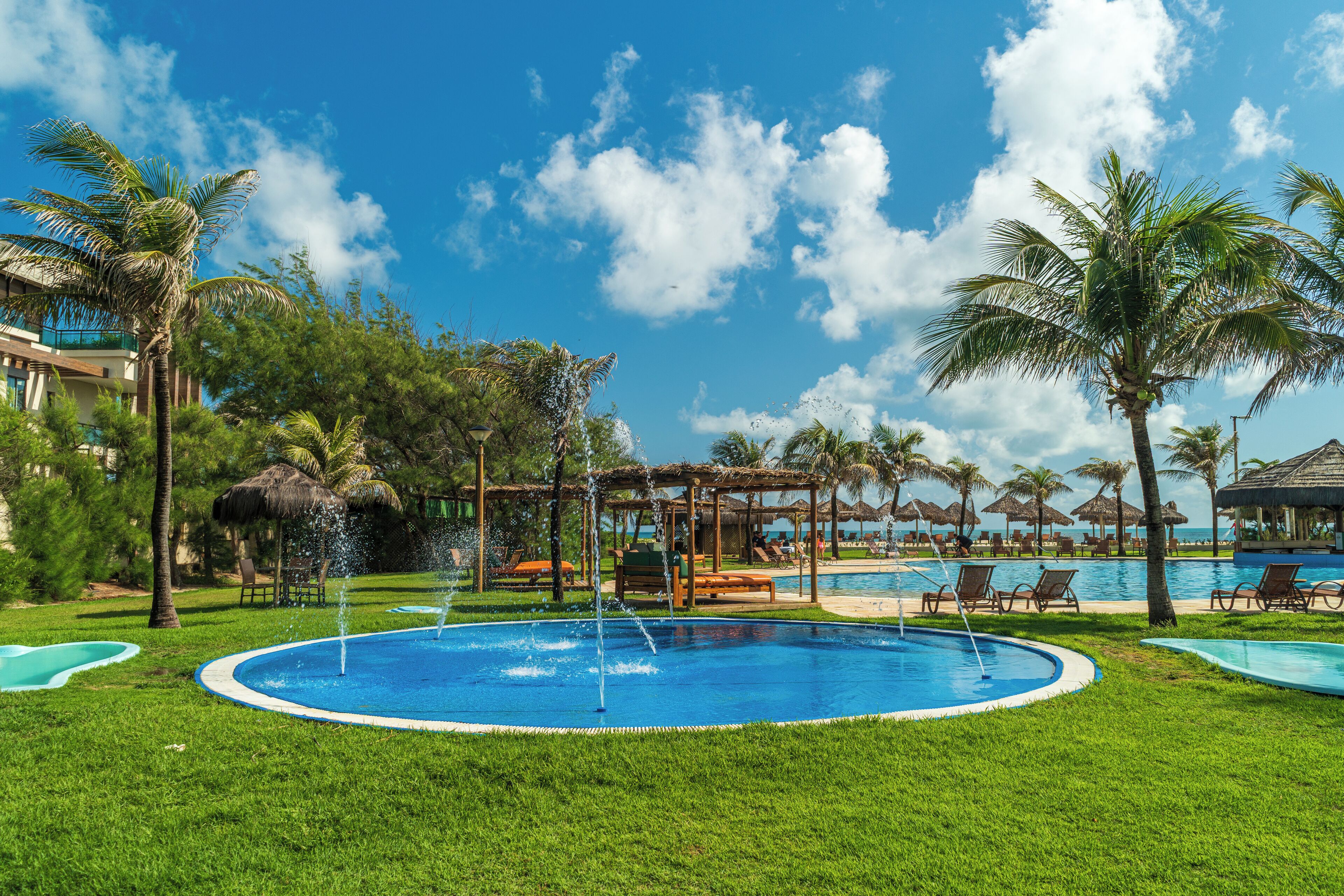 Piscina interna, piscina externa, guarda-sóis