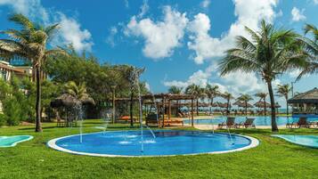 Piscina interna, piscina externa, guarda-sóis