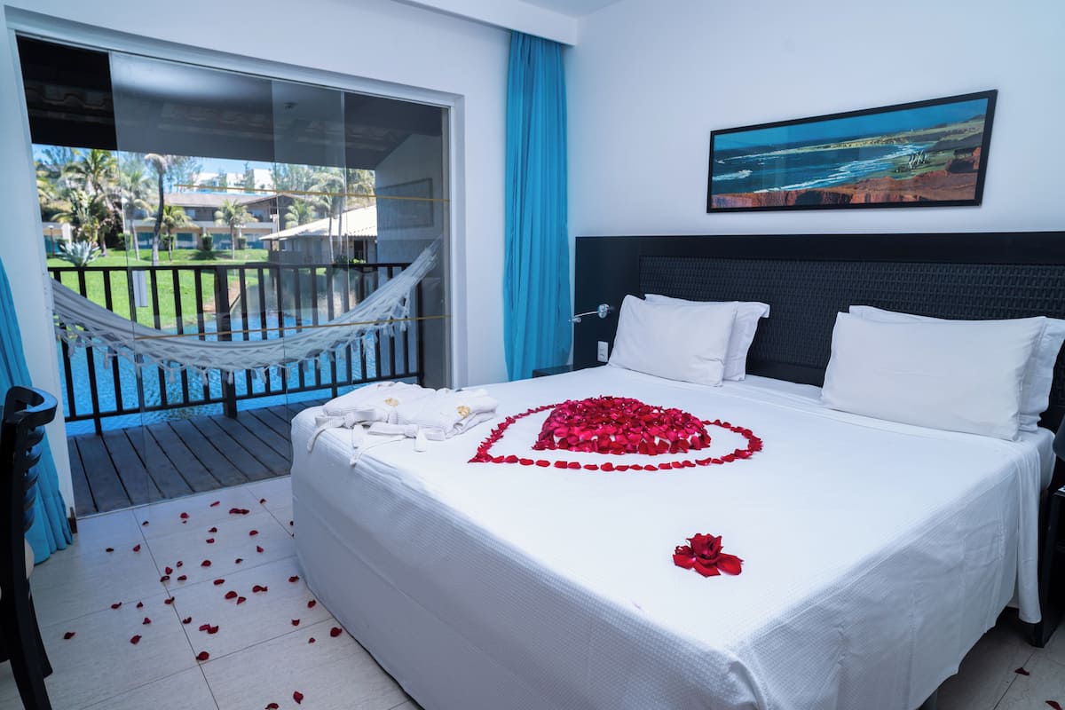 2 bedrooms, minibar, in-room safe, blackout curtains