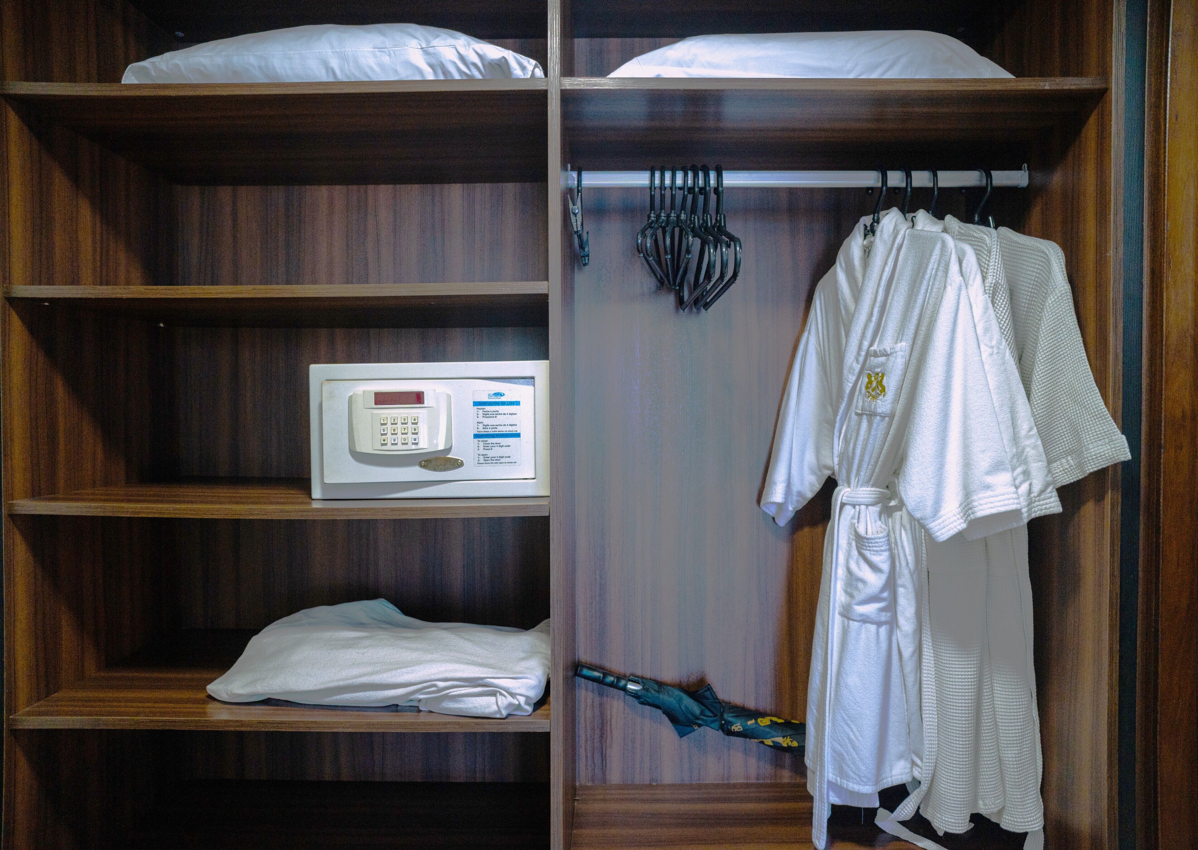 2 bedrooms, minibar, in-room safe, blackout curtains