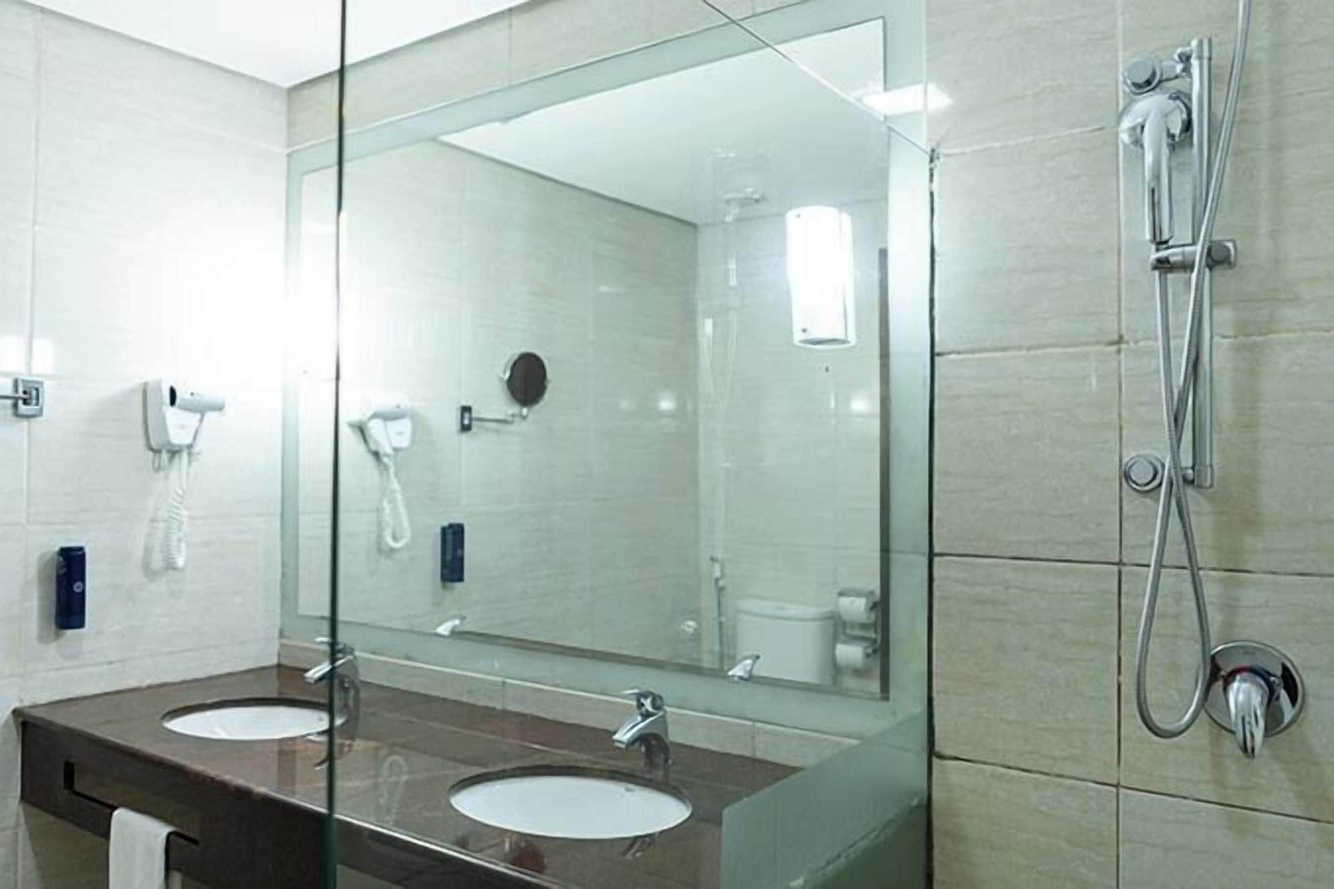 shower, free toiletries, towels, soap