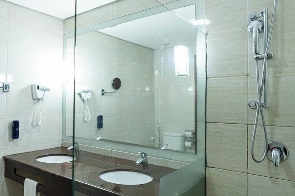 shower, free toiletries, towels, soap