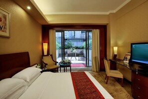 Zimmer, zum Garten hin | Pillowtop-Betten, Minibar, Zimmersafe, individuell eingerichtet