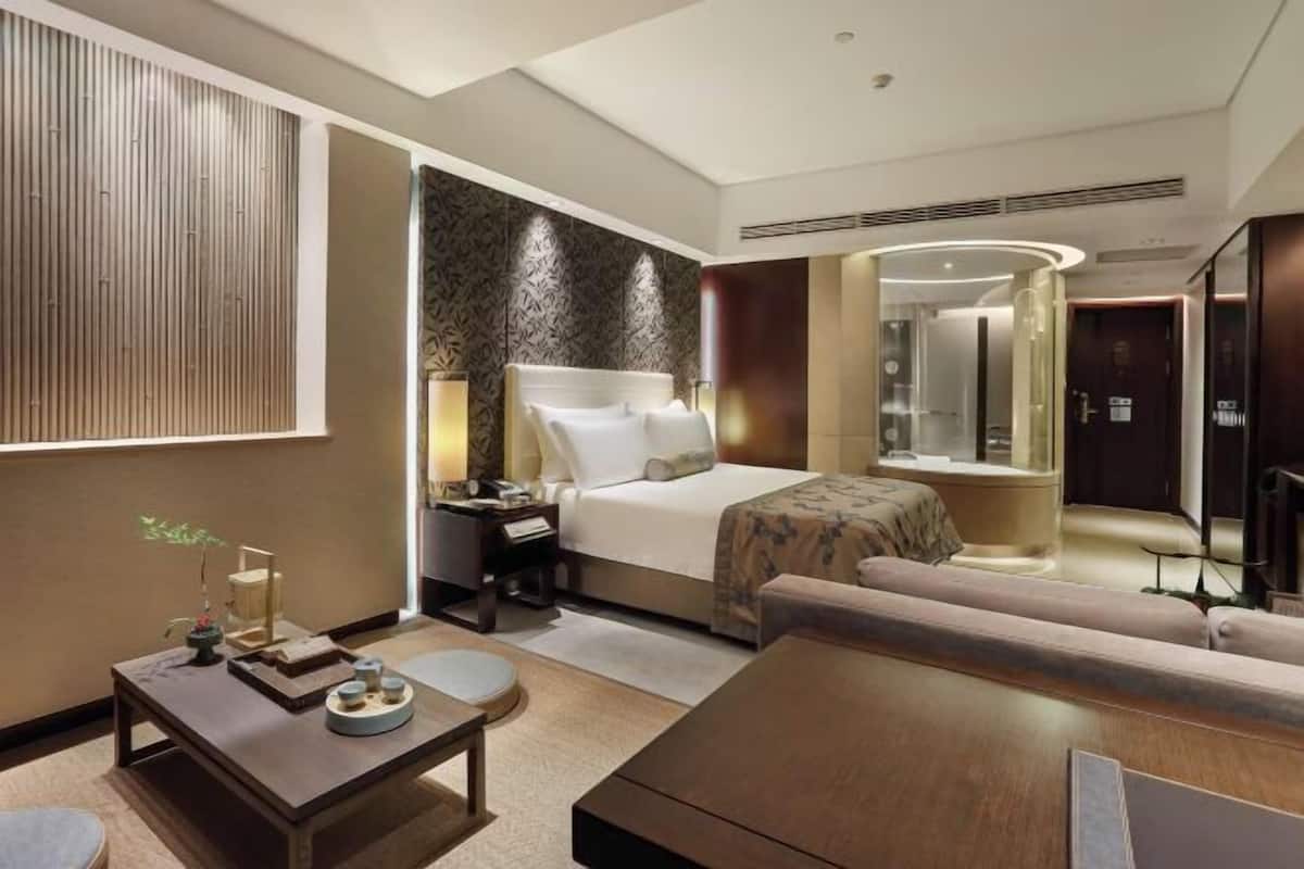 1 bedroom, down duvets, minibar, in-room safe