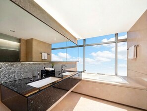 Habitación ejecutiva | Baño | Bañera y ducha independientes y artículos de higiene personal gratuitos