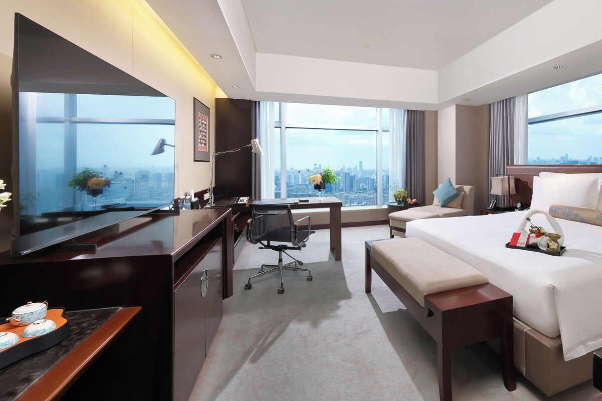 Superior King Room | Down duvets, minibar, in-room safe, desk