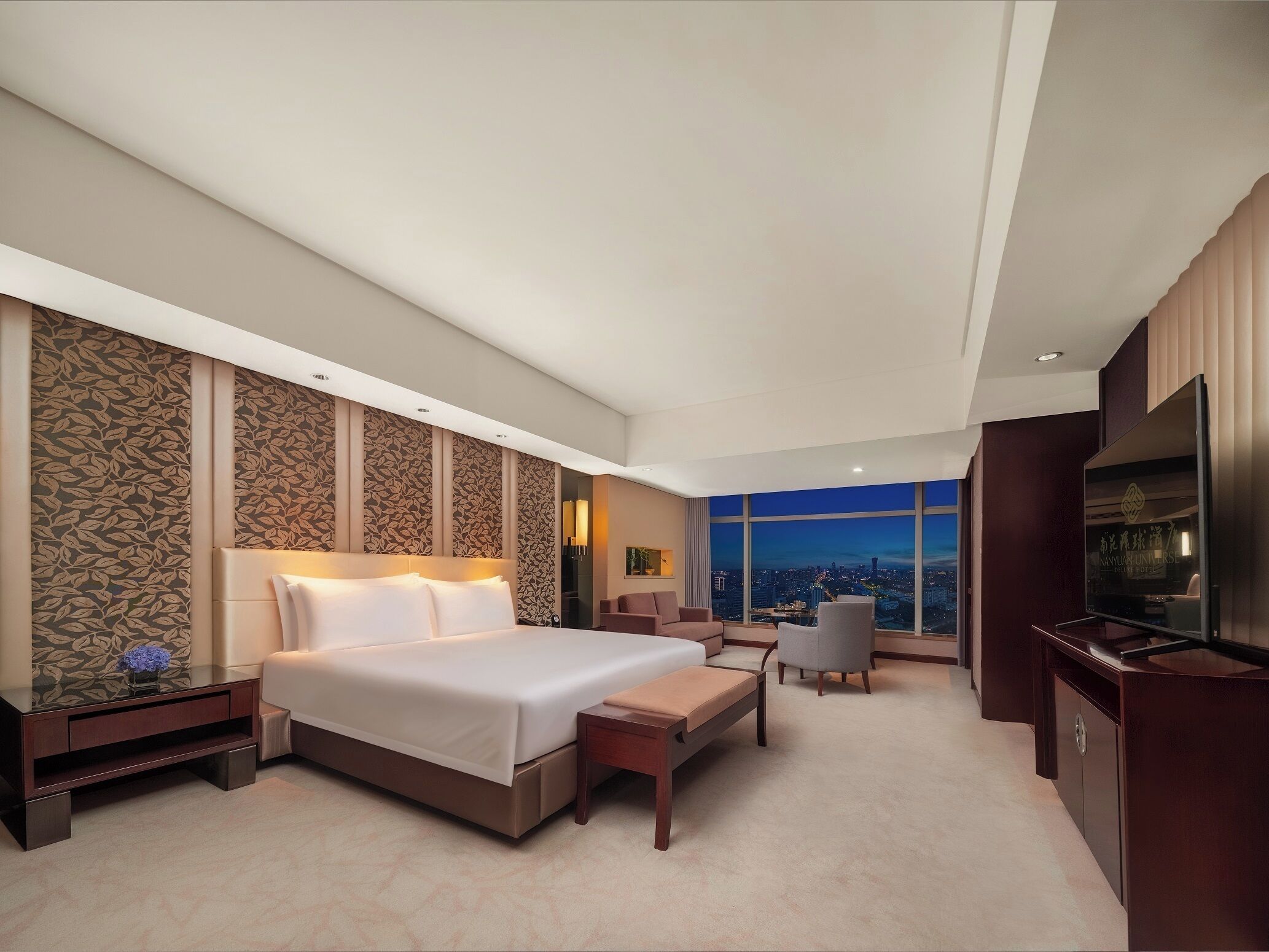 豪華大床房 | 羽絨被、迷你吧、房內夾萬、書桌