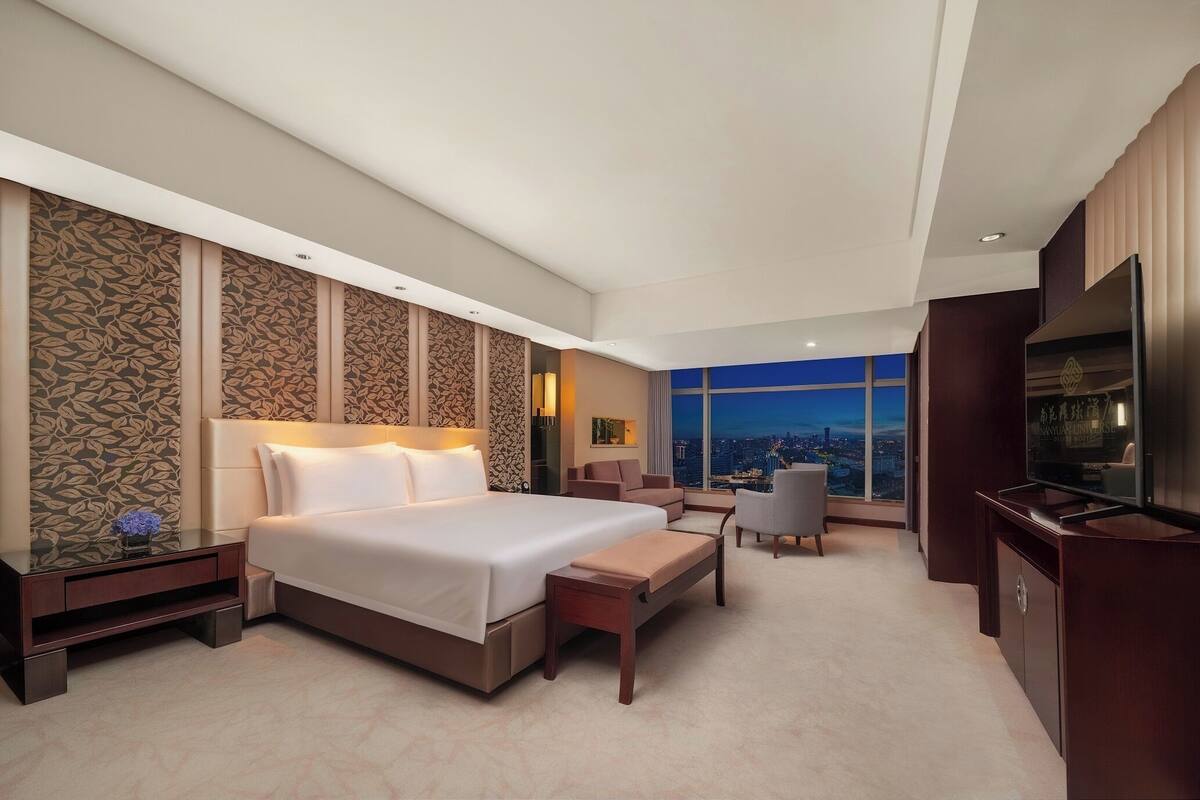 Deluxe King Room | 1 bedroom, down comforters, minibar, in-room safe