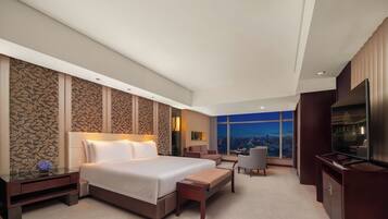 Deluxe King Room | Down duvets, minibar, in-room safe, desk