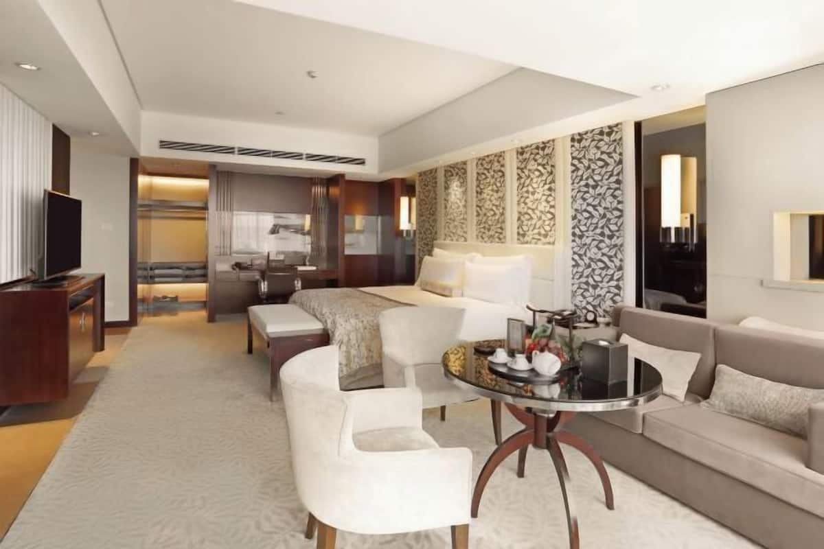 1 bedroom, down duvets, minibar, in-room safe