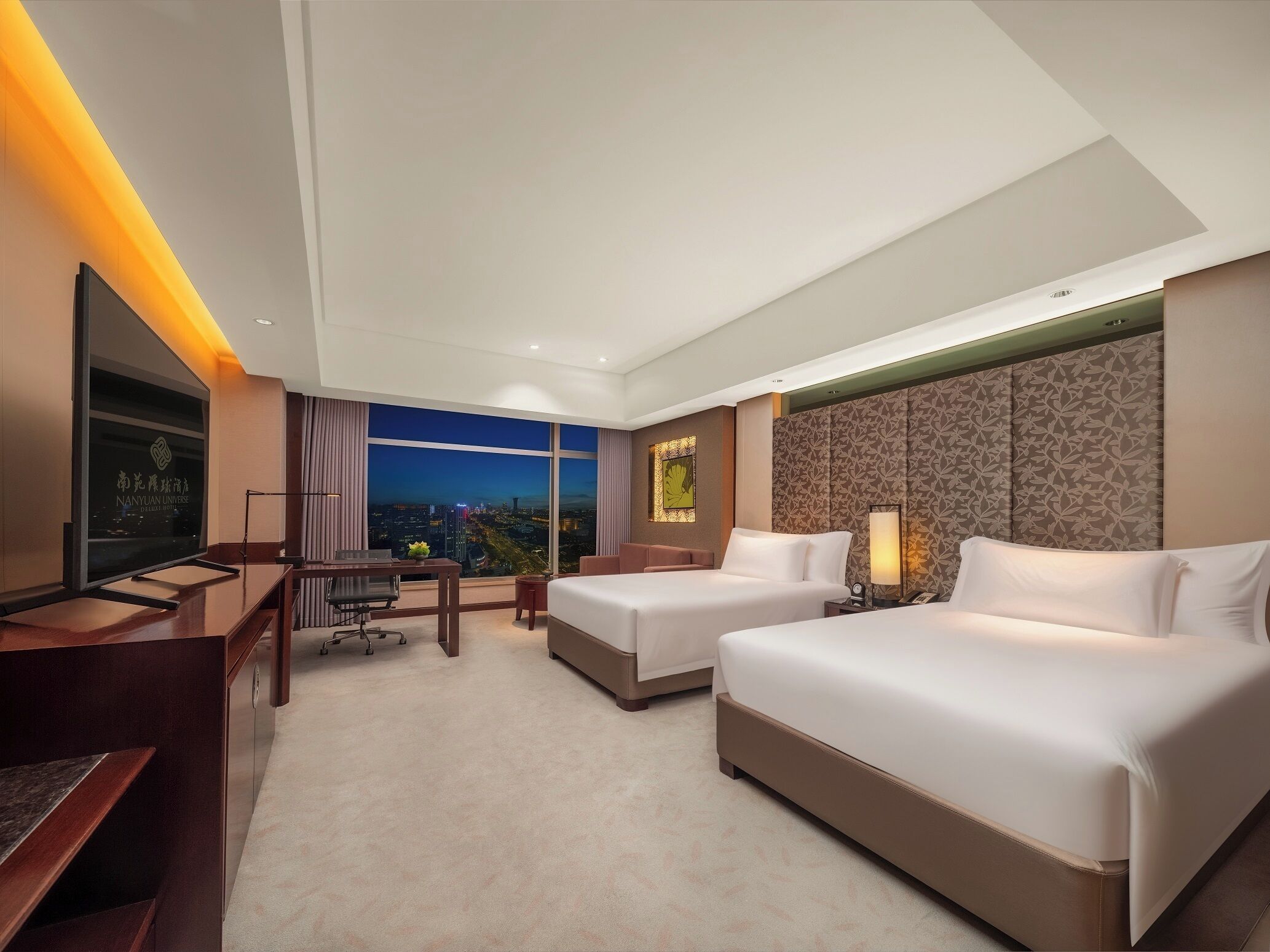 高級雙床房 | 羽絨被、迷你吧、房內夾萬、書桌