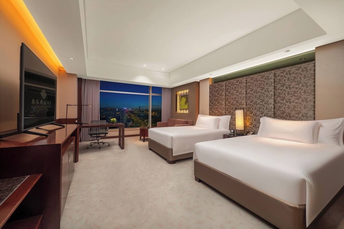 Superior Twin Room | 1 bedroom, down comforters, minibar, in-room safe