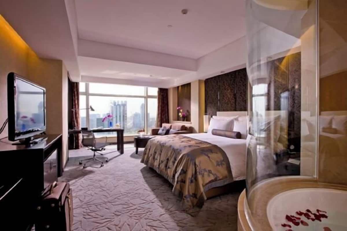 1 bedroom, down duvets, minibar, in-room safe