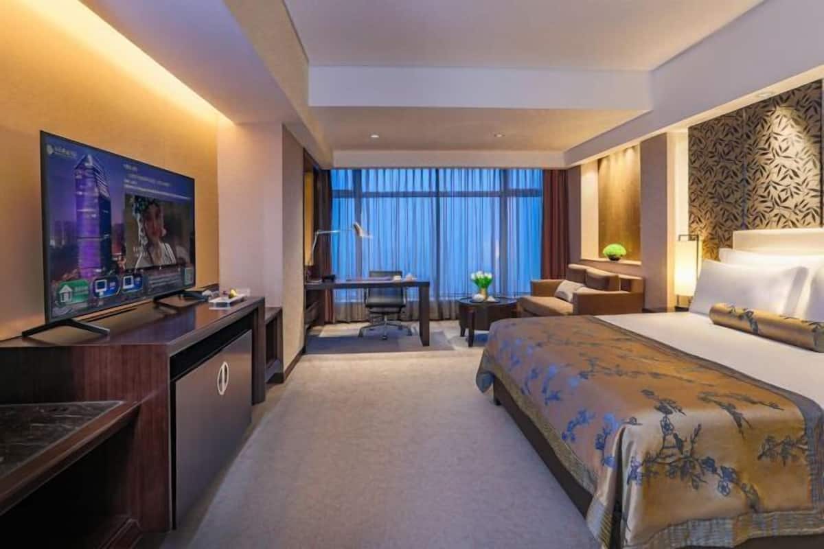 1 bedroom, down duvets, minibar, in-room safe