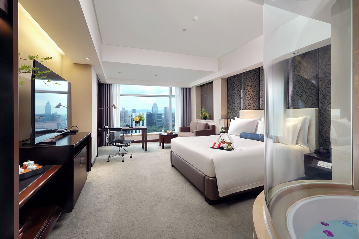 Down duvets, minibar, in-room safe, desk