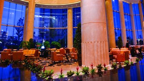 A spacious lobby with large columns, a central chandelier, and a seating area with sofas and tables. - Ningbo Nanyuan Universe Deluxe Hotel (Ningbo)