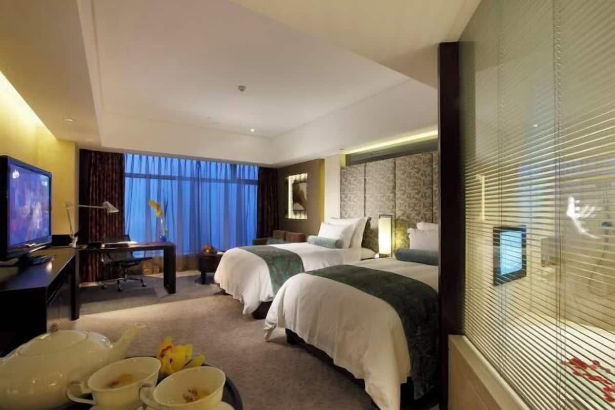 1 bedroom, down duvets, minibar, in-room safe