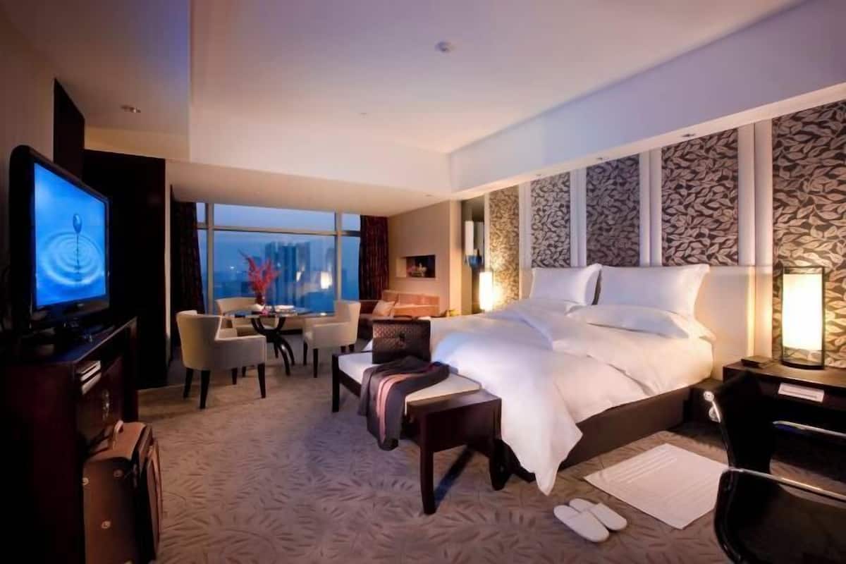 1 bedroom, down duvets, minibar, in-room safe