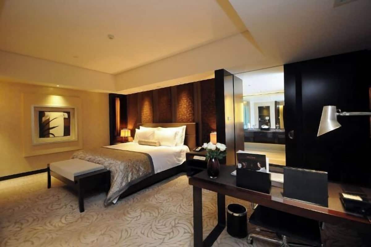 1 bedroom, down duvets, minibar, in-room safe