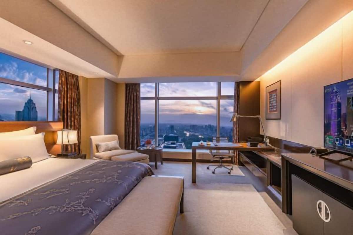 1 bedroom, down duvets, minibar, in-room safe