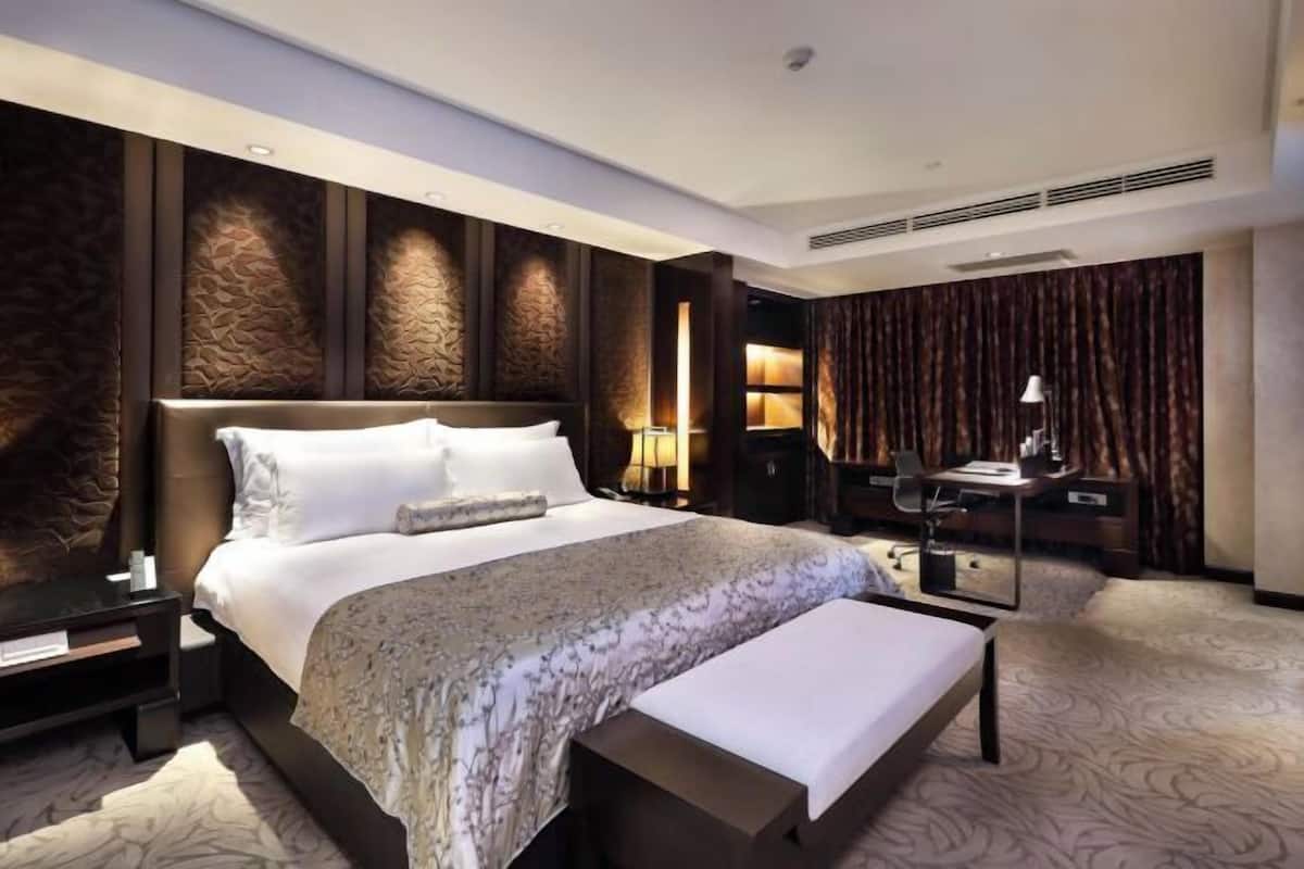 1 bedroom, down duvets, minibar, in-room safe