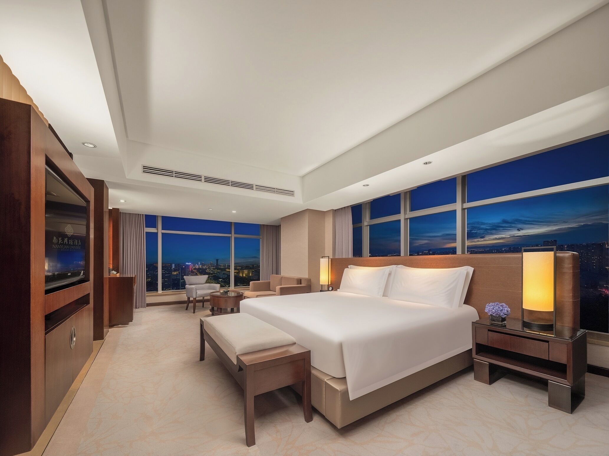 羽絨被、迷你吧、房內夾萬、書桌