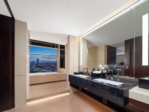 Deluxe Executive Room | Bathroom | Separate tub and shower, free toiletries, hair dryer, slippers