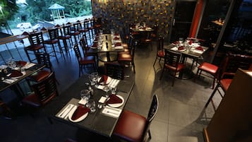 2 restaurantes; se sirven desayunos y cocina local e internacional
