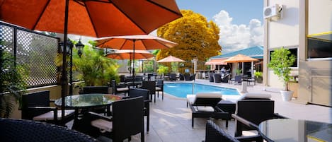 Piscine extérieure, parasols de plage, chaises longues