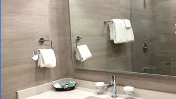 Executive Room | Bathroom | Shower, free toiletries, towels