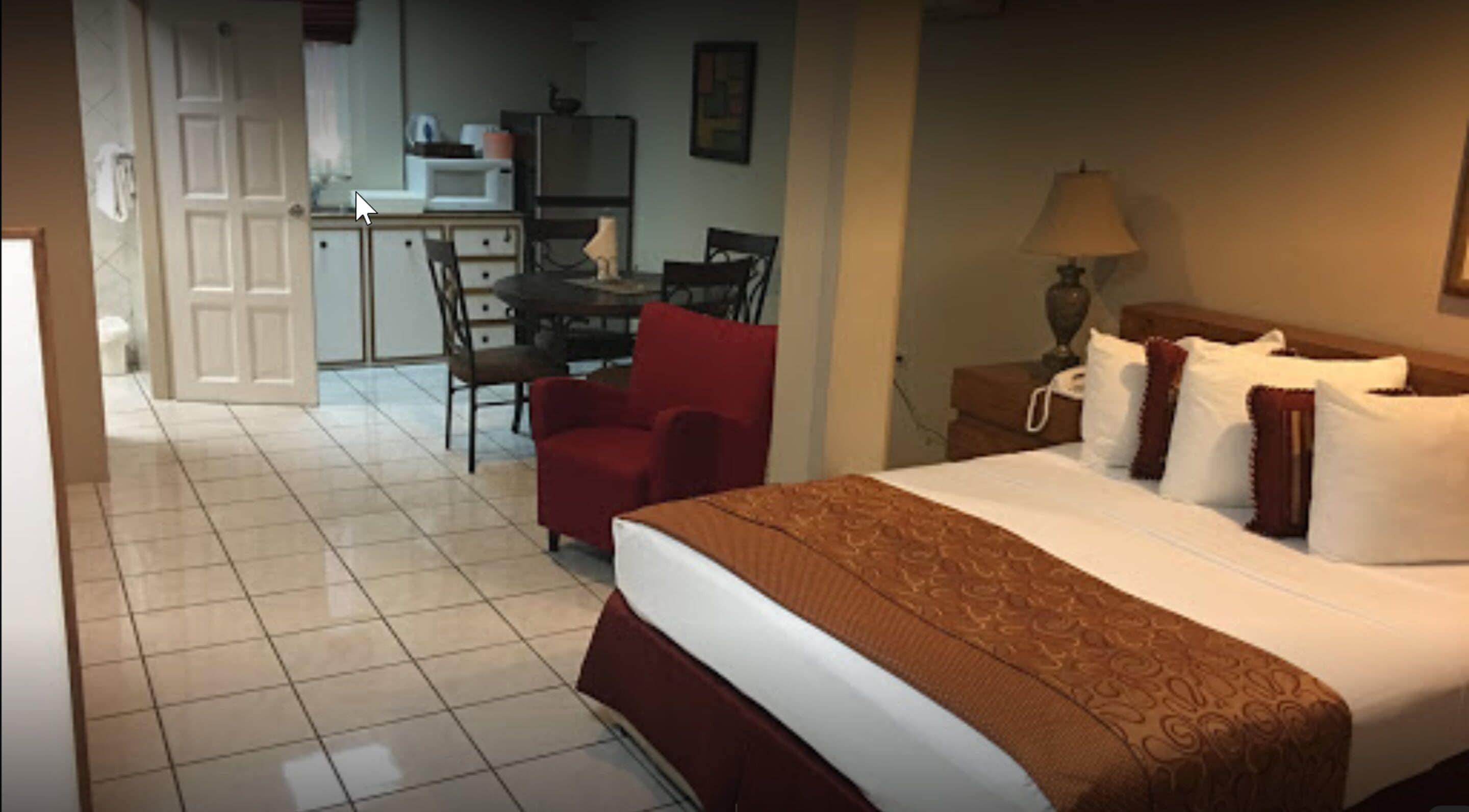 executive room | minibar, in-room safe, individually decorated, individually furnished