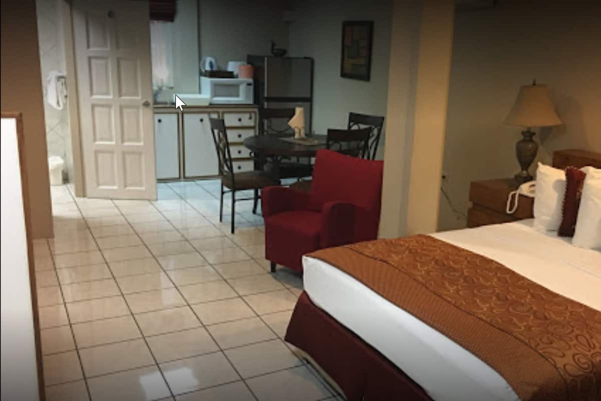 executive room | minibar, in-room safe, individually decorated, individually furnished