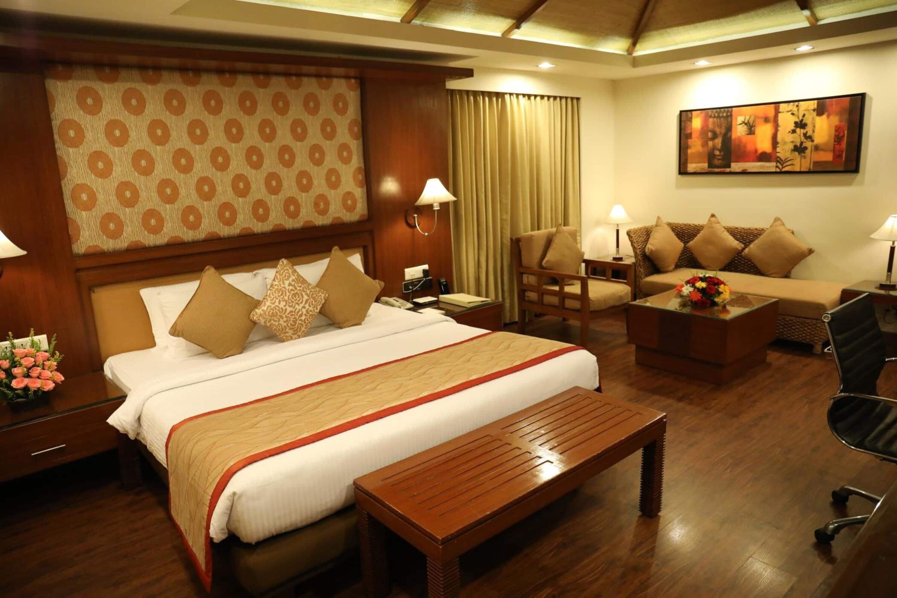 Caixa forta a l'habitació, cortines opaques i planxa i posts de planxar 