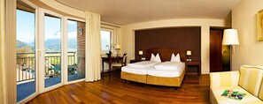 Suíte luxo, 2 quartos, sacada, vista para o vale (Turmsuite) | Roupas de cama premium, cofres nos quartos, escrivaninha, berços grátis