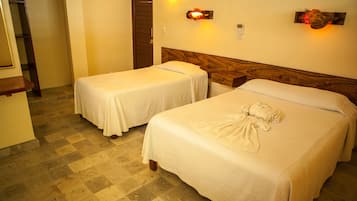 Tabla de planchar con plancha y ropa de cama