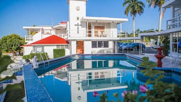Una piscina al aire libre